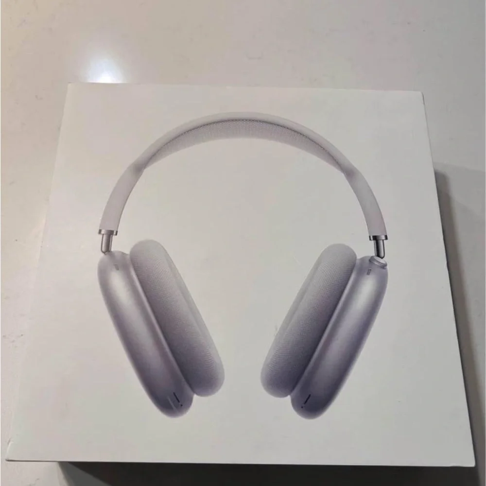 Apple White Standalone VR Headset with Sleek Design